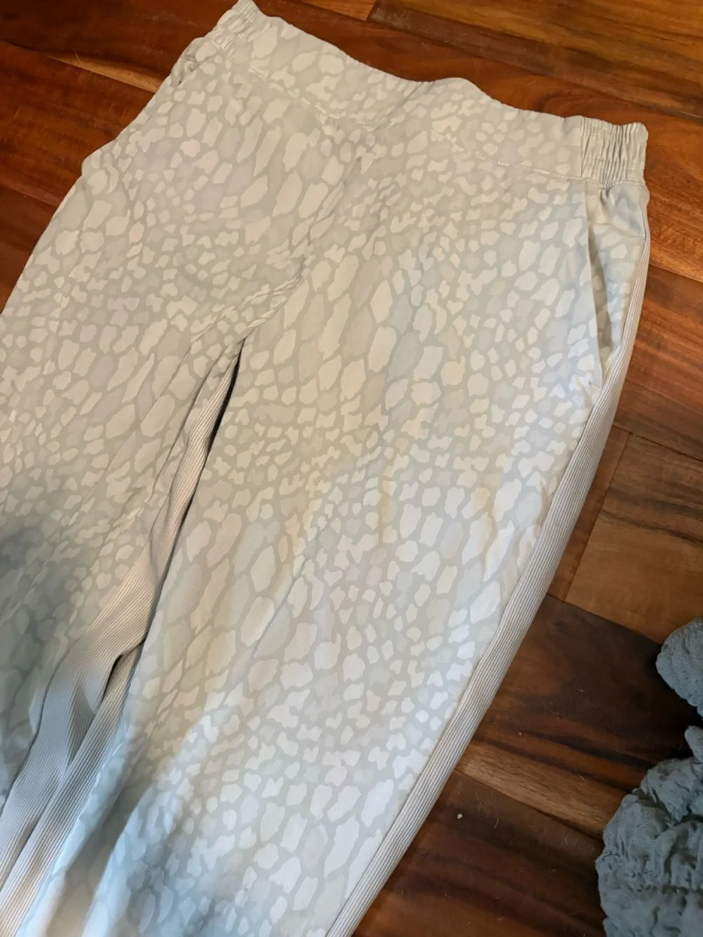 Athleta Joggers Women’s Size 6 Tall Gray Animal‎ Print Athleisure Pants (0409)